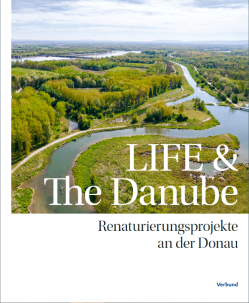 Zu sehen ist das Cover vom Buch "LIFE & the Danube". Neben dem Titel sieht man ein großflächiges Bild, auf welchem eine renaturierte Landschaft in hellen Grüntönen sowie der natürliche Flussverlauf der blauen Donau zu sehen ist.