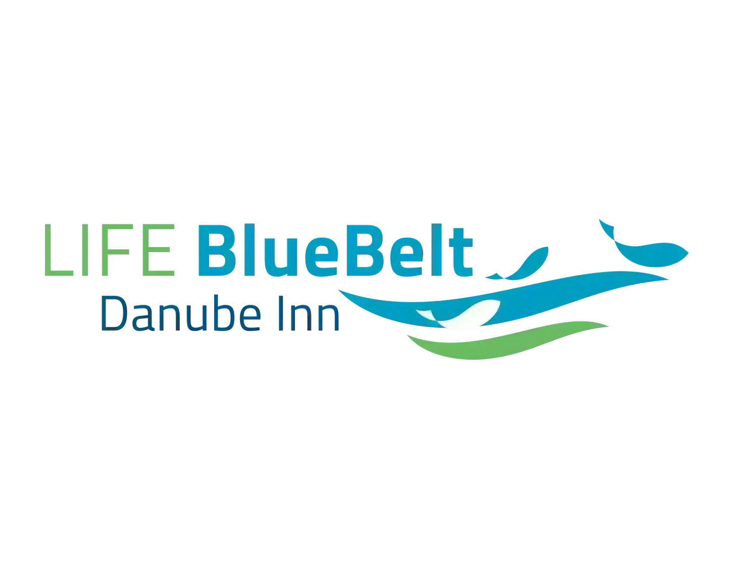 Das Logo von LIFE Blue Belt Danube Inn. In grüner Schrift LIFE, während Blue Belt in hellbau und darunter Danube Inn in dunkelblau geschrieben steht. Rechts daneben ist eine Grafik mit Fischen und Wellen in hellblau und hellgrün abgebildet.